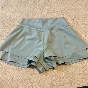 Yogalicious Light Green Lightstreme Flirty 2 in 1 short L double layered hem